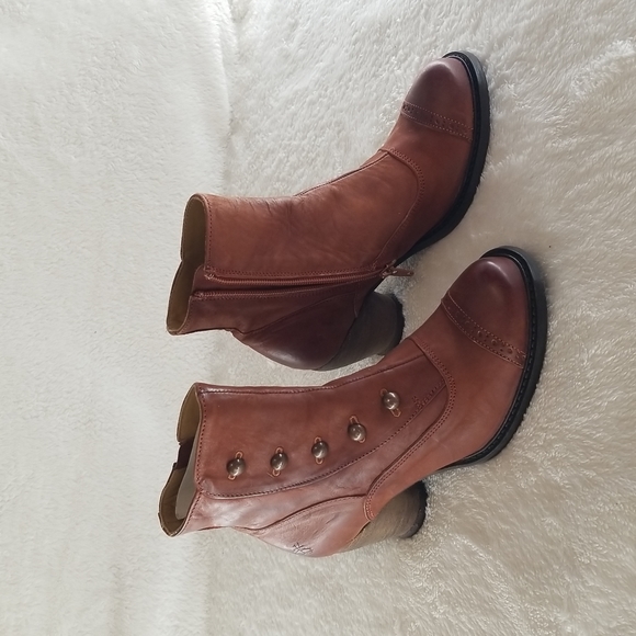 New, Never Worn, John Fluevog boots, size 6 - Picture 3 of 10